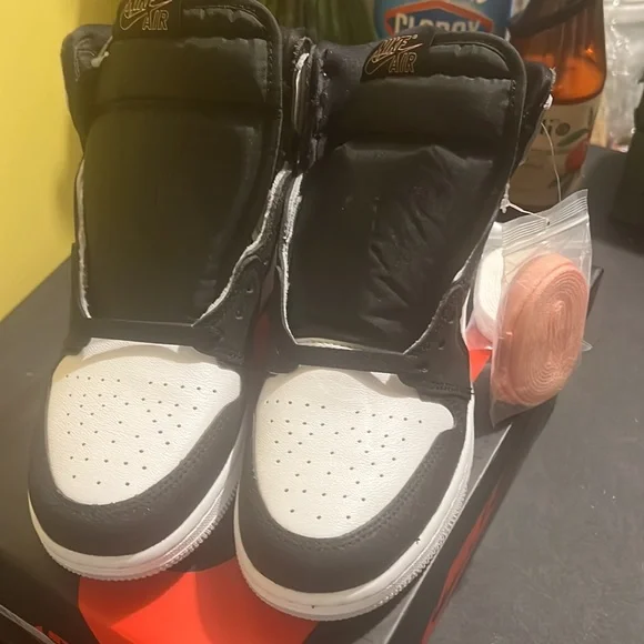 BRAND NEW MENS RETRO JORDAN 1s SIZE 7Y NWT - Picture 4 of 12